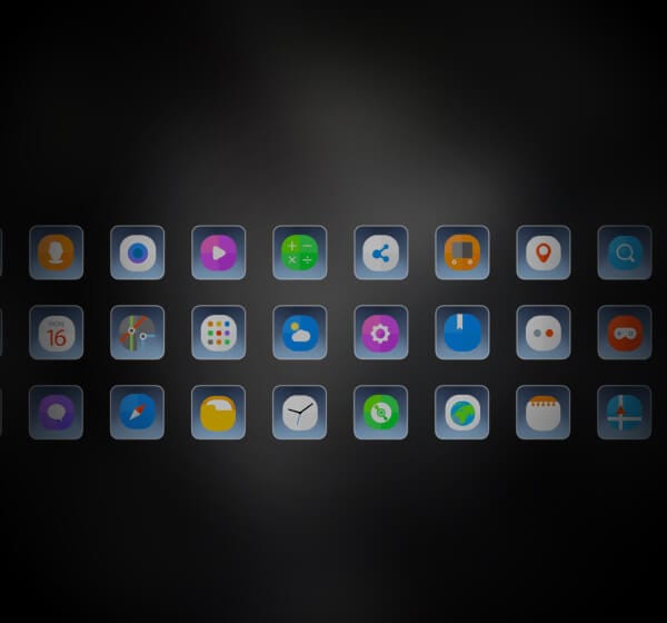 Raster bunter App-Symbole auf einer dunklen Infotainment-Oberfläche